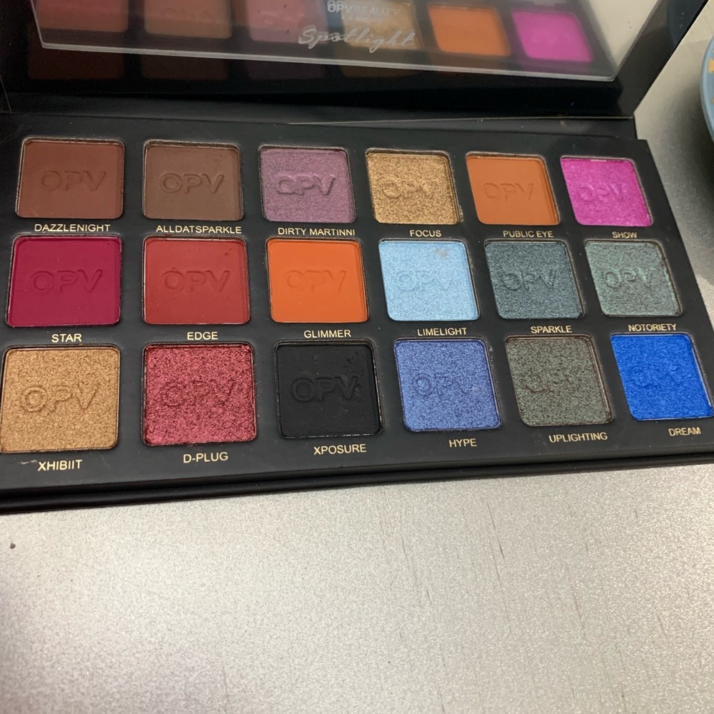 Makeup - Picture 2 of 4